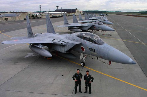 资料图：日本自卫队F-15战机。