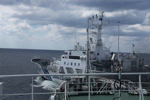 资料图：日本海保巡逻船强行从“中国海监50”船船头穿过，两船间距最近仅为5米。