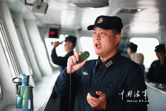 出海训练期间,梁阳在驾驶室指挥舰艇航行。