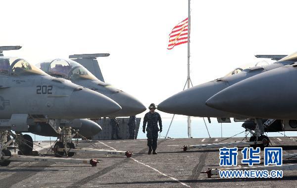 美国海军核动力航空母舰“卡尔·文森”号抵达韩国海军作战司令部釜山基地。 新华社发（朴真熙摄）