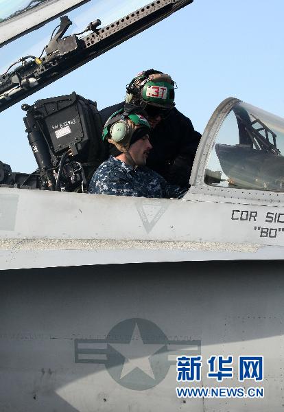 美国海军核动力航空母舰“卡尔·文森”号抵达韩国海军作战司令部釜山基地。