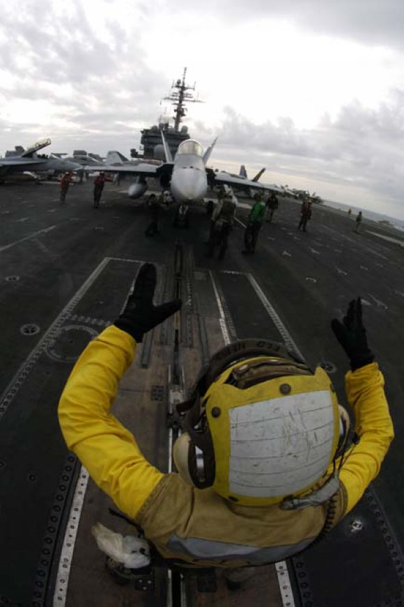 小鹰号航母上的一架F A-18C大黄蜂战机即将弹射起飞