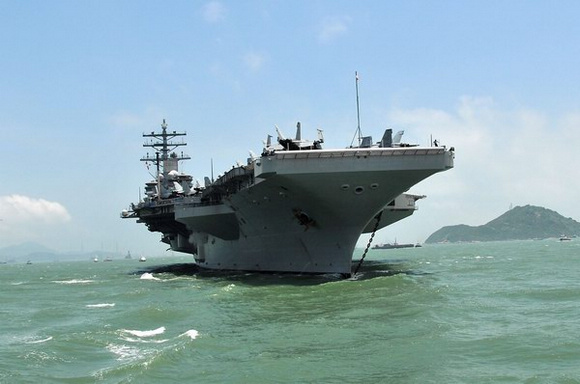 美国海军“里根”号核动力航母停泊在香港水域。