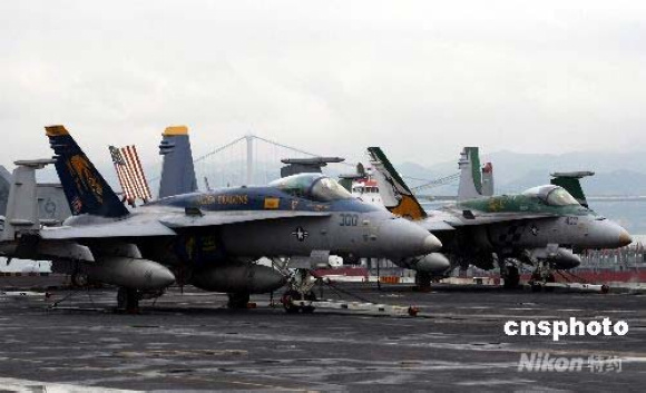 飞行甲板上停放的F A-18C型“大黄蜂”战斗攻击机。