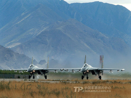 空军在西部大漠组织最大规模对抗演练。