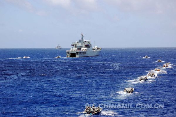 南海舰队联合演练突击“敌”占岛礁。