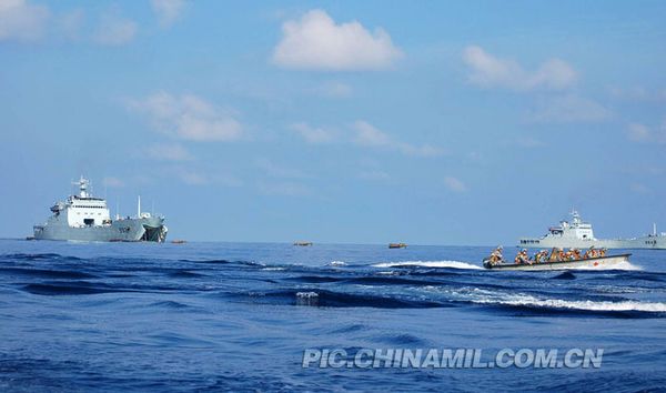 南海舰队联合演练突击“敌”占岛礁。