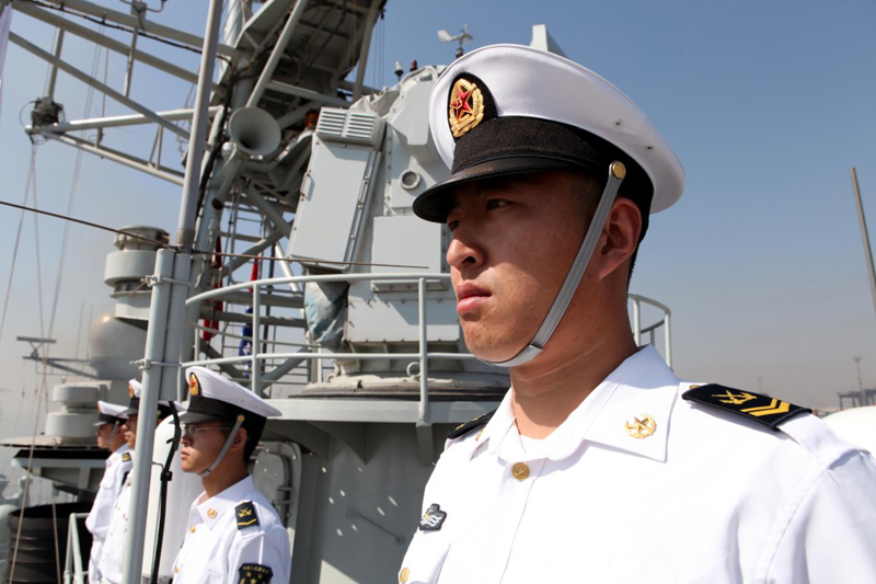 3月3日，在巴基斯坦卡拉奇港，中国海军第十四批护航编队官兵整装依舷列队。演习分为港岸特种部队演练和海上舰机联合演练两部分，中国、巴基斯坦、美国、英国、日本等14个国家派出24艘舰艇和25架飞机以及特种部队参加。新华社记者 饶饶 摄
