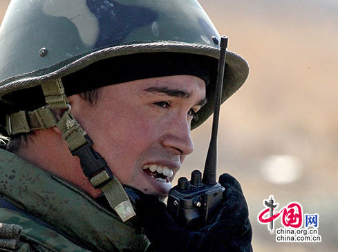 122毫米D-30榴弹炮排排长在下达命令