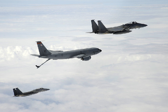 驻日美军F-15C部队升空实战训练