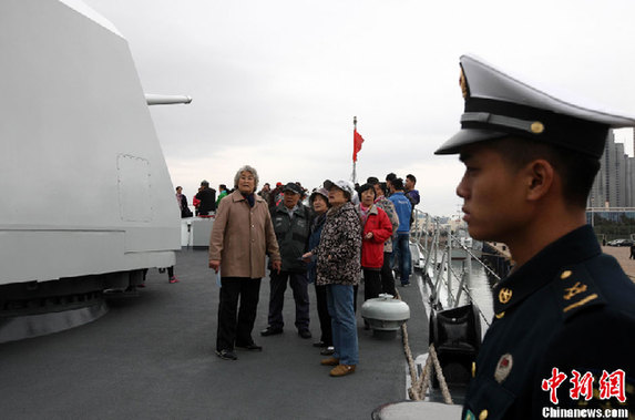 中国海军“青岛舰”对外开放