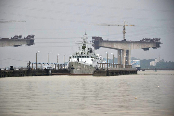 高清：网友拍到056型轻护597舰暴雨中进港消磁