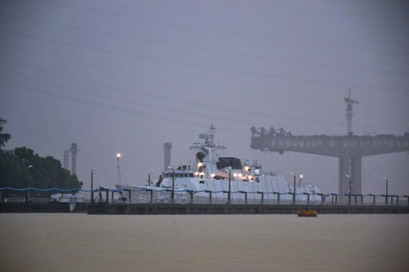 高清：网友拍到056型轻护597舰暴雨中进港消磁【2】