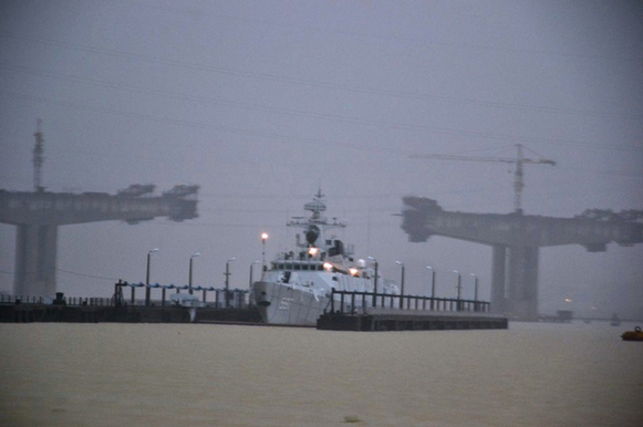 高清：网友拍到056型轻护597舰暴雨中进港消磁【3】