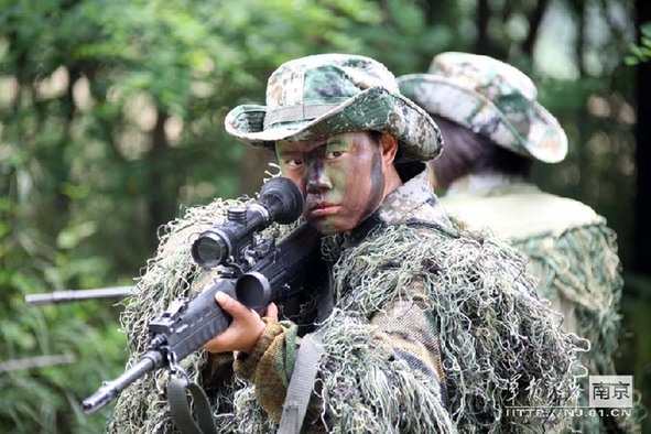 揭秘解放军女狙击手:一发子弹百米射穿硬币 揭秘解放军女狙击手:一发子弹百米射穿硬币