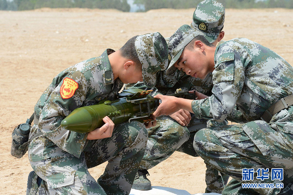 参加演习的学员和战士密切协同，快速进行射击准备。