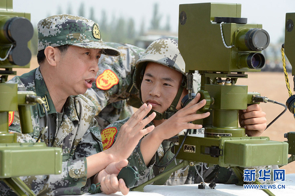 演习导调人员在发射阵地下达射击任务。