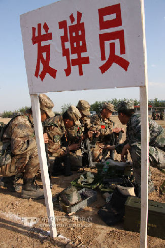 由北京军区组成的中国人民解放军射击代表队首次亮相,勇夺狙击手比赛3金3铜和大赛设置的唯一“狙击手冠军杯”,列20支参赛队第一名7