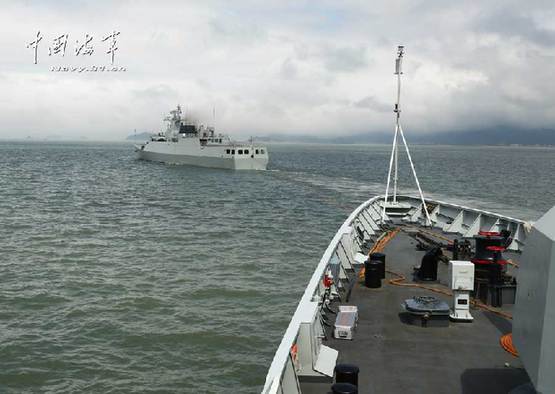海军两艘056型护卫舰联合实弹训练