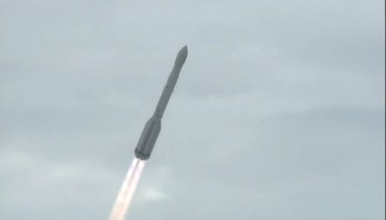 高清：俄质子-M运载火箭发射后凌空爆炸