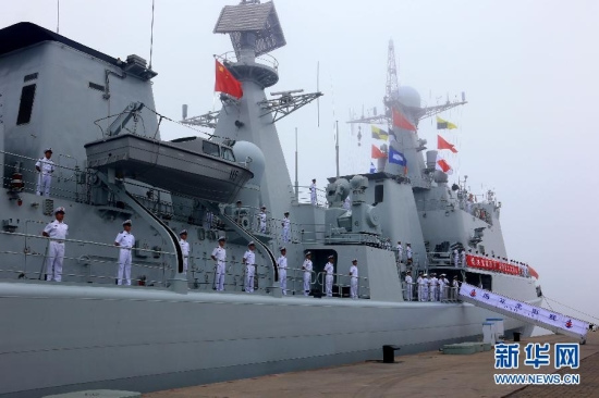 原文配图：7月1日，沈阳舰官兵在甲板上分区列队。当日，由4艘驱逐舰、2艘护卫舰和1艘综合补给舰组成的中国海军舰艇编队从青岛起航赴俄罗斯参加中俄“海上联合—2013”军事演习。这是中国海军首次组织大编队远离基地，在无保障体系依托情况下，在他国境内参加的联合演习。新华社记者 查春明 摄