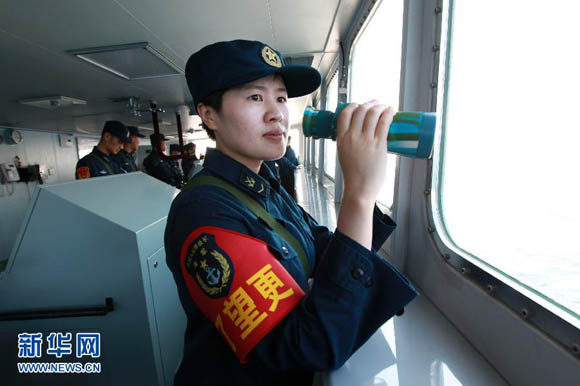 资料图：沈阳舰女信号兵秦金莉在驾驶室值瞭望更。