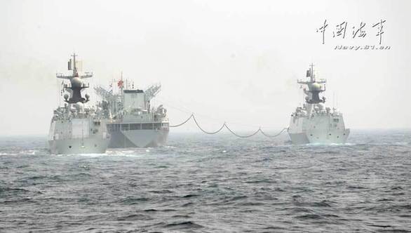 高清:中国战舰在日本海液货补给
