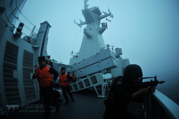 官兵在弥漫海雾中进行反恐反海盗演练。中国军事图片中心 解放军报记者孙阳