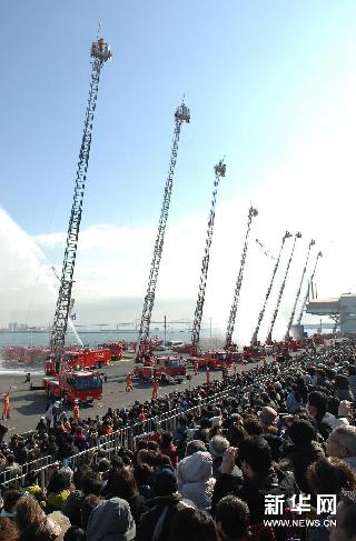 东京举行新年消防演习 上演“空中飞人”