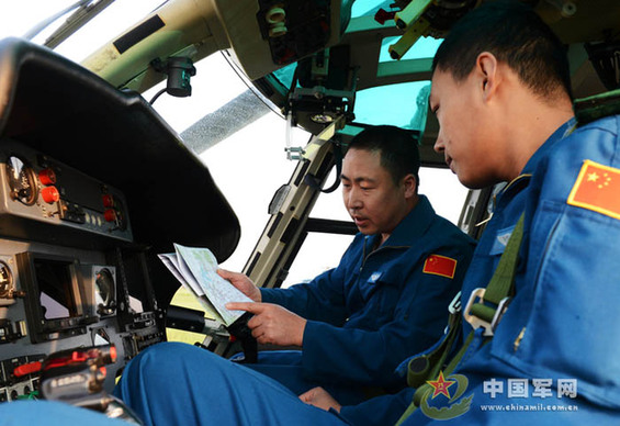 陆航直升机飞行员在做飞行前的准备工作。李靖摄