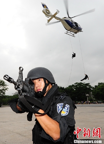 高清：特警乘直升机上演“神兵天降”