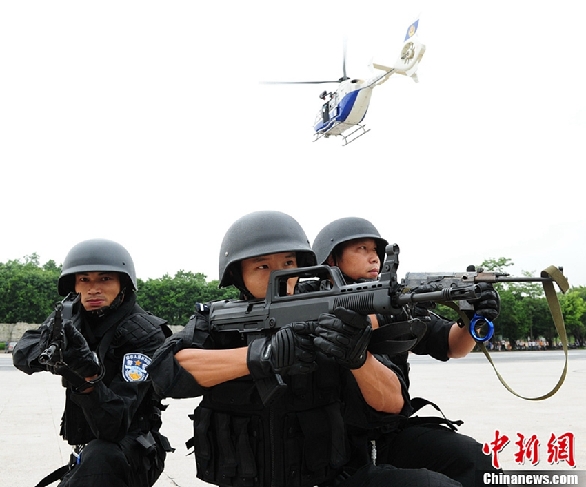 高清：特警乘直升机上演“神兵天降”【2】