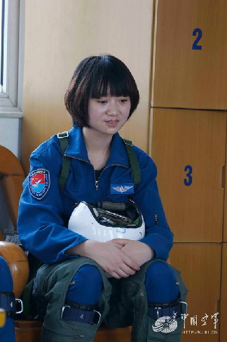 尽管准备充分,首次飞行战斗机的女飞周娇心情还是较为紧张