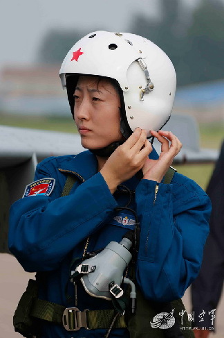 女飞行员张瑜整理装具