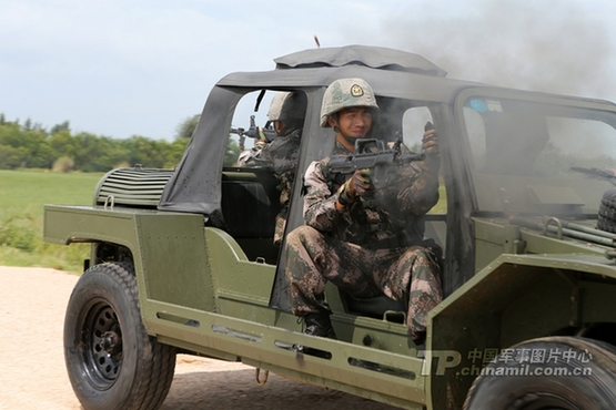 步兵搭乘突击车，实施快速穿插。李三红 摄