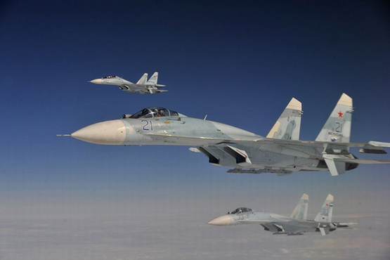 演习中，一架客机模拟被劫持后进入俄罗斯领空，俄罗斯空军苏-27战斗机立即升空应对。