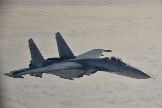 演习中，一架客机模拟被劫持后进入俄罗斯领空，俄罗斯空军苏-27战斗机立即升空应对。