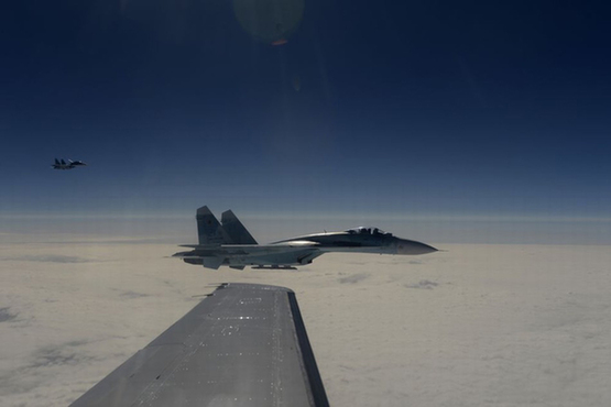演习中，一架客机模拟被劫持后进入俄罗斯领空，俄罗斯空军苏-27战斗机立即升空应对。