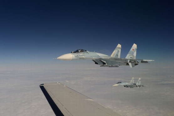 演习中，一架客机模拟被劫持后进入俄罗斯领空，俄罗斯空军苏-27战斗机立即升空应对。