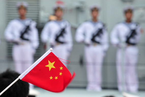 中国舰队抵新加坡 男女水兵站坡精神抖擞