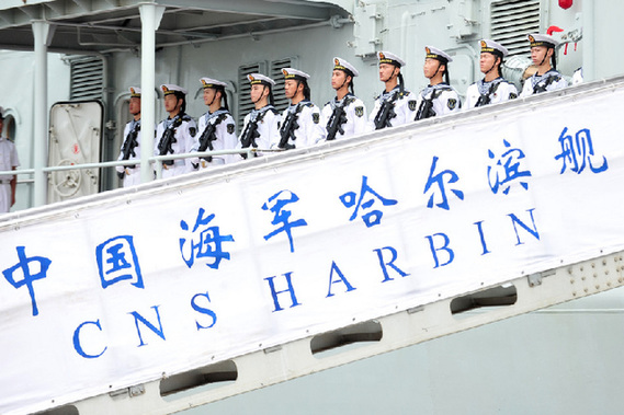 中国舰队抵新加坡 男女水兵站坡精神抖擞