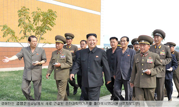 朝鲜最高领导人金正恩视察了朝鲜新建的“银河科学家大街”。（《劳动新闻》网站截图）