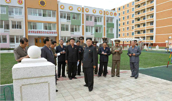 朝鲜最高领导人金正恩视察了朝鲜新建的“银河科学家大街”。（《劳动新闻》网站截图）