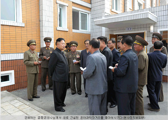 朝鲜最高领导人金正恩视察了朝鲜新建的“银河科学家大街”。（《劳动新闻》网站截图）