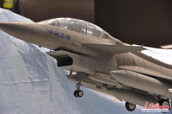 双座型歼-10战机机翼和机腹可以挂载3个副油箱。闫嘉琪摄影