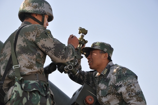 该旅旅长肖晓维正在检查火箭炮诸元装定