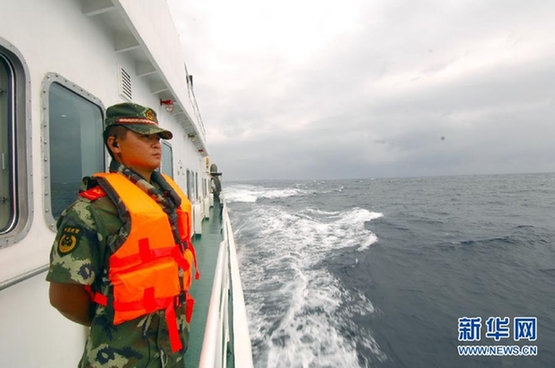 10月29日，海警官兵在警戒瞭望。当日，中国海警局46102船前往西沙永乐群岛海域，对包括晋卿岛、鸭公岛等岛礁周边海域进行常态化巡航。巡航期间，海警官兵协助三沙市政府工作人员完成了对岛礁渔民的补给任务。新华社记者魏骅摄