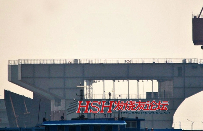 据悉该模型是个工程样品，各种船厂在建造新型船只之前都会制造此类样品。无疑国产航母的建造已经被提上了议事日程。江南厂希望能获得国产航母的合同，曾执行过辽宁舰改装任务的大连造船厂也虎视眈眈，但是目前尚无确切消息显示中国海军已与任何船厂签订了正式造船合同。有消息显示，中国将不止一艘航空母舰。出于稳妥等一系列因素考虑，我国第一艘国产航母将大体模仿辽宁舰，但排水量将会进一步放大。随后才将建造装备有弹射器的航母。（图片来源：HSH论坛）
