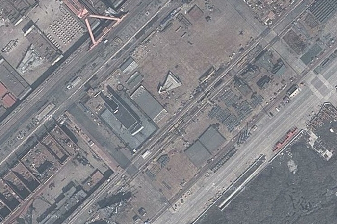 江南长兴岛造船厂始建于2005年6月份，首期项目投资36亿美元，规划在3.8公里的海岸线上建造4个干船坞、9个栈桥码头和两个货运码头。长兴造船厂有能力建造几乎所有大型舰只，包括航母，该厂最大的船坞长达580米、宽120米，足以建造类似美军尼米兹级别的航母。（图为谷歌卫星拍摄的江南长兴岛造船厂）