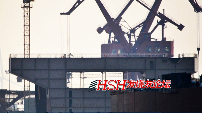 由于航母是大型舰艇，所以目前实际上的航母均由分段建造法完成，模拟航母分段是真实航母分段的一次“总演习”，在航母建造的“搭积木”过程中，事先建造一个复杂结构分段，具有验证技术实力和演示建造能力的双重作用，从图中可以发现，中国的航母将采用立体分段建造法建造，与美军大型航母类似。建造中国的航母分段标志着中国已经具备所有建造航母的技术能力，目前002大型常规动力航母已经箭在弦上。（图片来源：HSH论坛）
